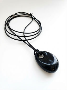 Кулон на шнурке