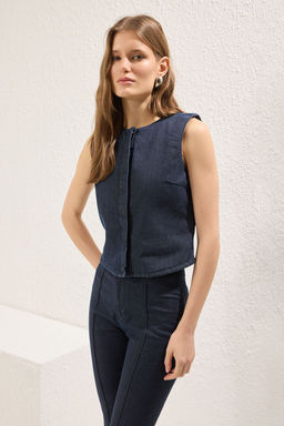 TRENDYOLMILLA Koyu Mavi Crop Fitted Denim Yelek TWOSS25YE00002  фото 2