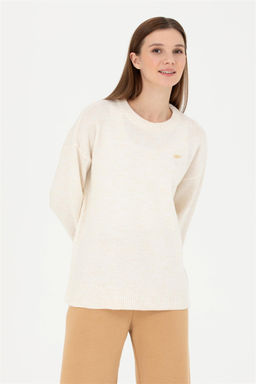 Женский свитер цвета экрю