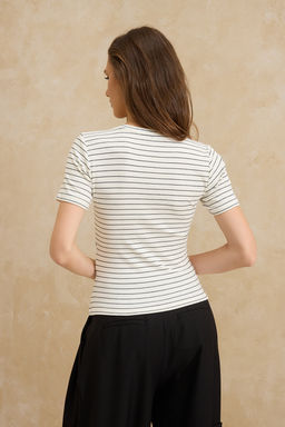 Ekru Cizgili Fitted/Vucuda Oturan K?sa Kollu Buzgulu Yumusak Orme Bluz TWOSS26BZ00109