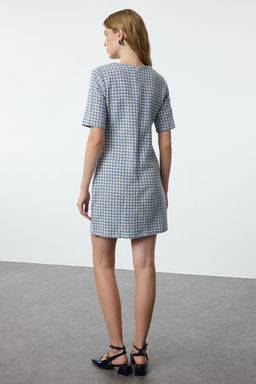 TRENDYOLMILLA Mavi Kazayag? Duz Kesim Dugme Detayl? Tuvit Dokuma Elbise TWOAW25EL00158 фото 10