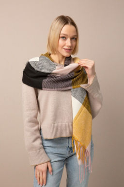 Палантин с классическим клетчатым принтом - Модные истории фото 5