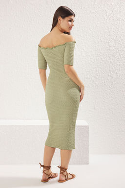 Siyah Duz Midi Dokulu Fitted/Vucuda Oturan Buzgulu Carmen Yaka Esnek Orme Elbise TWOSS25EL00067 - Trendyolmilla фото 19