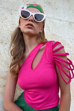 Женская укороченная блузка цвета фуксии с вырезом на одно плечо и глубокимдекольте ALC-X8760 ALC-X8760 1367519604 купить за 231.78 ₽