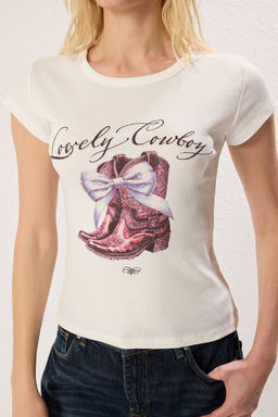 TRENDYOLMILLA Kahverengi Kovboy Bask?l? Fitted/Vucuda Oturan Pamuklu Esnek Orme T-Shirt TWOSS25TS00008  фото 3