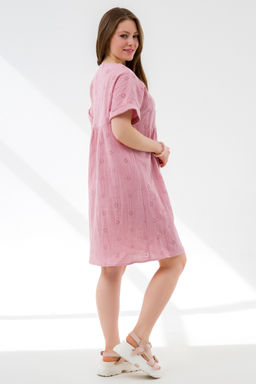 Летнее платье с вышивкой пудровое