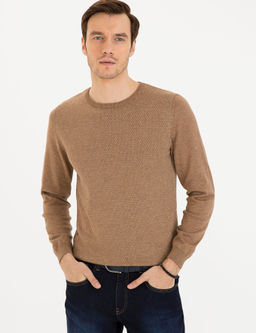 Верблюжий трикотаж приталенного кроя с круглым вырезом