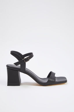 Trendyol Shoes Siyah Bilekten Baglamal? Kare Burun Kad?n Blok Topuklu Sandalet TAKSS25TO00051