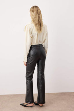Siyah Suni Deri Flare Pantolon TWOAW26PL00069 - Trendyolmilla фото 4
