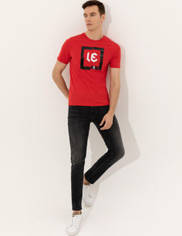 Красная облегающая футболка