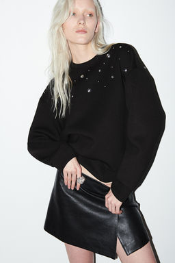 Sudadera efecto neopreno con tachuelas