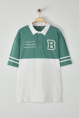 TRENDYOL MAN Siyah Oversize/Genis Kesim Renk Bloklu Brooklyn Bask?l? Polo Yaka T-shirt TMNSS25PO00029