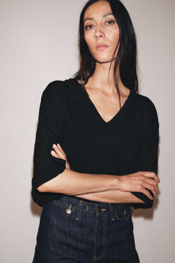 CAMISETA ESCOTE PICO / Negro - Zara фото 5