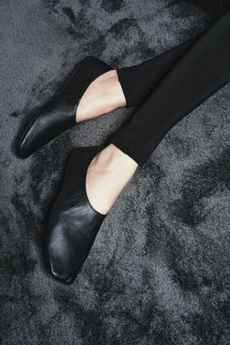 LIMITED EDITION FLAT LEATHER SHOES - Zara фото 2