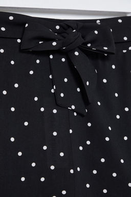 Siyah Rahat Kesim Kusakl? Puantiyeli Sort & Bermuda TWOSS25SR00008