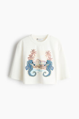 Camiseta cropped con detalles decorativos