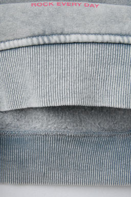 FADED-EFFECT SWEATSHIRT WITH SHINY STAR - Zara фото 4