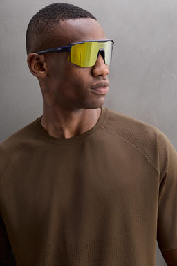 PERFORATED STRUCTURE T-SHIRT