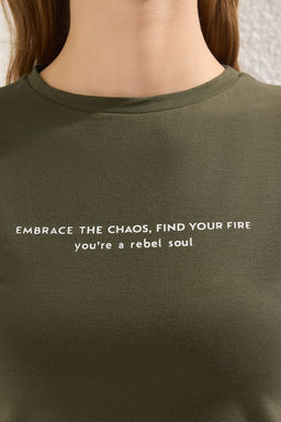 Haki Slogan Bask?l? Crop Fitted/Vucuda Oturan Orme T-Shirt TWOSS25TS00037