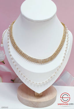 Колье женское со стразами