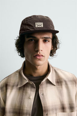 GORRA VISOR PLANO PARCHE / Marr?n