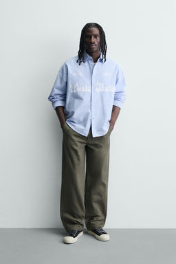 CAMISA BOXY FIT OXFORD TEXTO ESTAMPADO / Azul claro