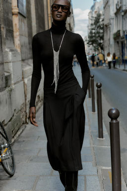 PLEATED LONG BERMUDA SHORTS