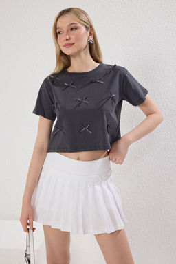 TRENDYOLMILLA Antrasit %100 Pamuk Fiyonk Detayl? Regular/Normal Kal?p Orme T-Shirt TWOSS25TS00087 фото 2