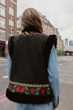 EMBROIDERED FAUX FUR GILET WITH CONTRASTING DETAILS - Zara фото 3