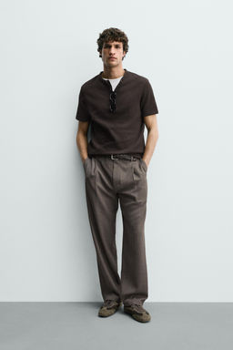 CAMISETA ESTRUCTURA CUELLO PANADERO / Chocolate