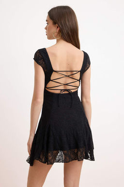 Siyah A-Kesim/Can Form Havuz Yaka Kal?n Ask?l? Kolsuz Dantel Orme Elbise TWOSS26EL00468 - Trendyolmilla фото 4