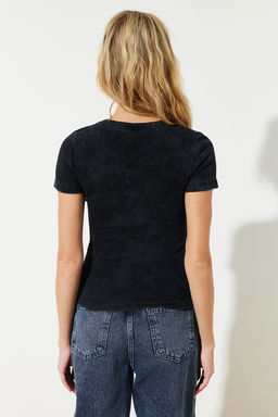 TRENDYOLMILLA Siyah Eskitme/Soluk Efektli Basic Fitilli Pamuklu Esnek Orme T-Shirt TWOSS24TS00000 фото 6