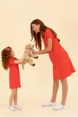 Красное трикотажное платье с воротником-поло для девочек и короткими рукавами Неожиданная скидка в корзине