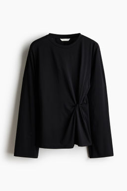 Top con detalle girado