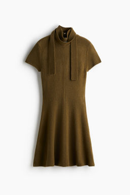 Vestido de punto con bufanda