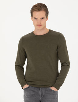 Базовый свитер приталенного кроя цвета хаки