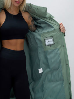 Куртка зимняя женская с капюшоном удлиненная стеганная зеленого цвета 9629Z - Mtforce фото 13