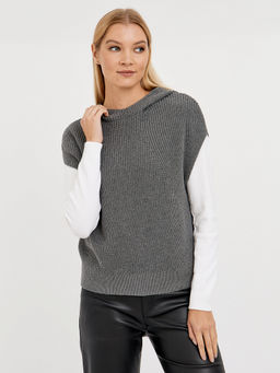 джемпер женский серый без рукавов и с капюшоном