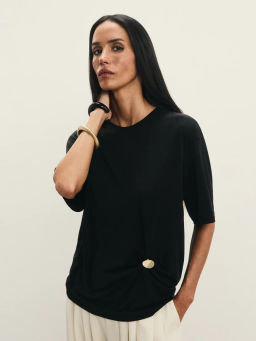 Футболка с брошью / Zarina