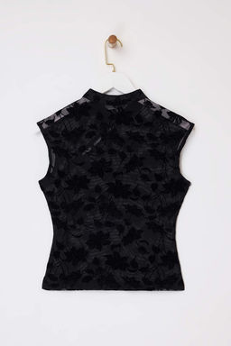 Siyah Cicekli Fitted/Vucuda Oturan Dik Yaka Kolsuz Dugmeli Dantel Orme Bluz TWOSS26BZ00195