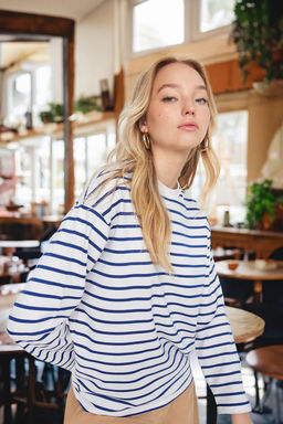 Beyaz Cizgili Oversize/Genis Kesim Bisiklet Yaka Ince Orme Sweatshirt TWOAW23SW00326