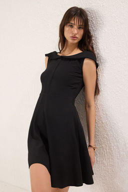 Siyah Duz Etegi Belden Ac?lan Yaka Detayl? Astarl? Mini Dokuma Elbise TWOSS25EL00130