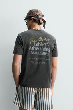 CAMISETA LAVADA TEXTOS CONTRASTE / Gris claro