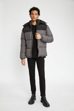 Водоотталкивающая куртка-пуховик стандартного кроя с капюшоном на полярной подкладке - Defacto фото 2