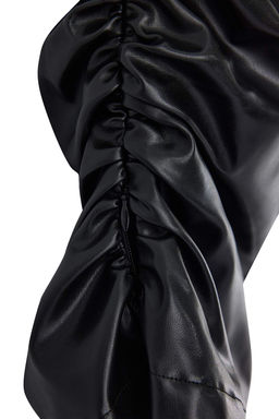 Siyah Asimetrik Yaka Kolsuz Orme Suni Deri Party Bluz TPRSS26BZ00012