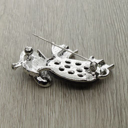 Брошь "Слон" со вставкой из гелиотиса и ювелирного сплава