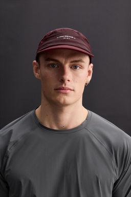 COLOUR-BLOCK RUNNING CAP