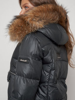 Куртка зимняя женская модная с мехом темно-серого цвета 132298TC - Visdeer фото 16