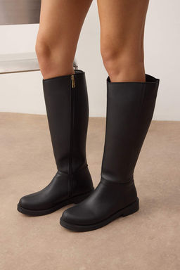 Siyah Fermuarl? K?sa Duz Topuklu Kad?n Cizme TAKAW25CZ00000