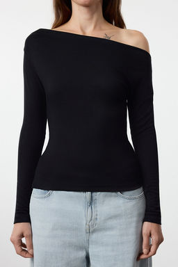 Siyah Duz Premium Yumusak Kumasl? Fitted/Vucuda Oturan Kay?k Yaka Orme Bluz TWOAW24BZ00227